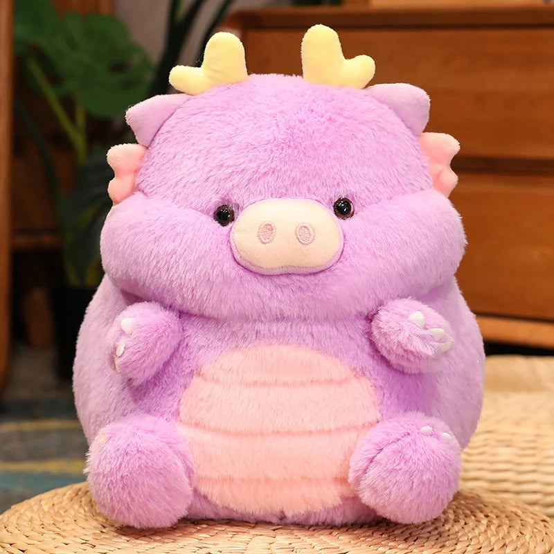 Peluche cochon dragon violet sur un panier en osier