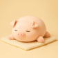 Peluche cochon en coussin sur une couverture