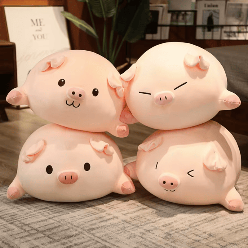 Quatre peluches cochons en coussin sur un tapis