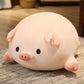 Peluche cochon heureux en coussin sur un tapis 