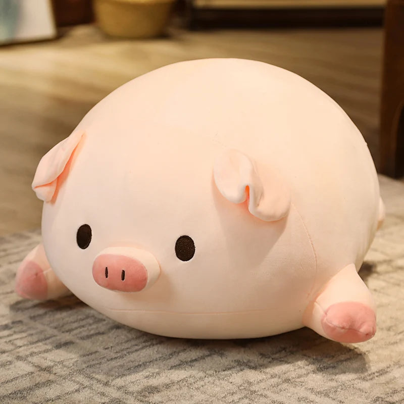 Peluche cochon heureux en coussin sur un tapis 