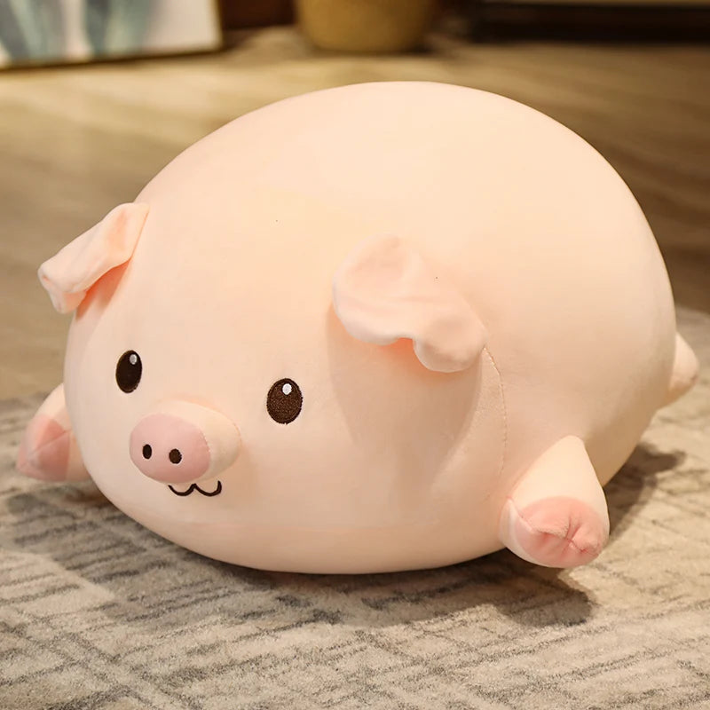 Peluche cochon heureux en coussin sur un tapis