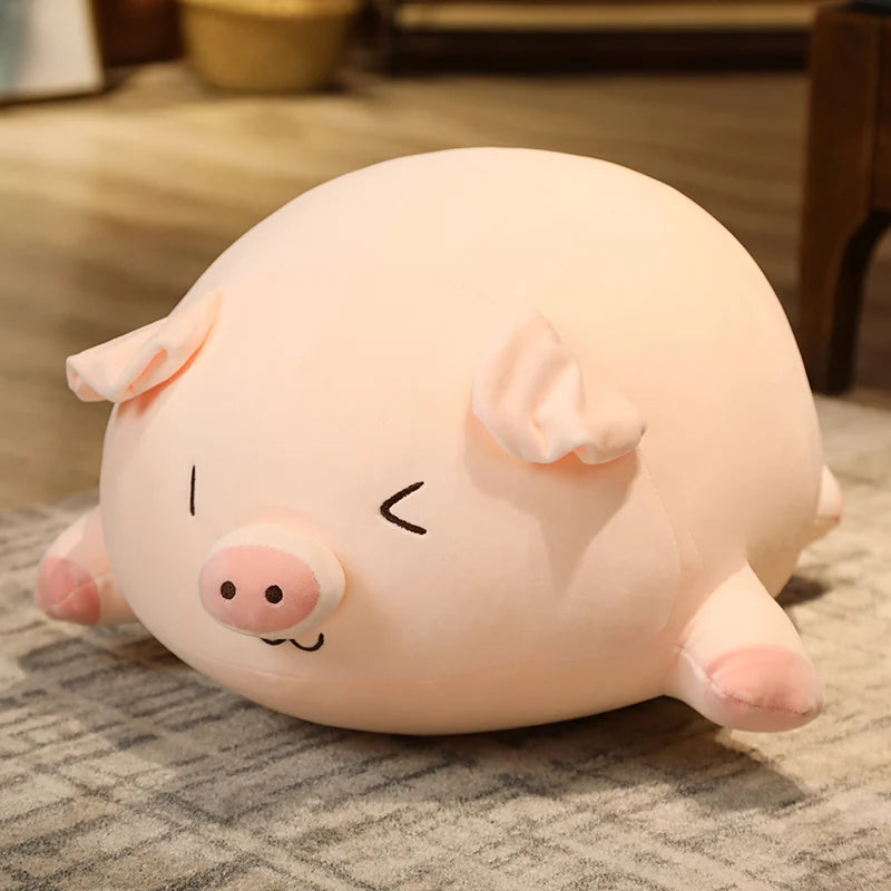 Peluche cochon clin d'oeil en coussin sur un tapis