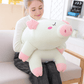 Peluche cochon blanc endormi sur une fille
