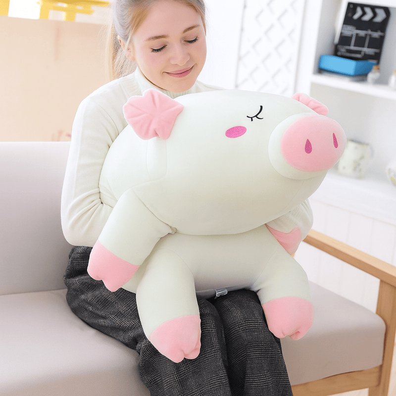 Peluche cochon blanc endormi sur une fille