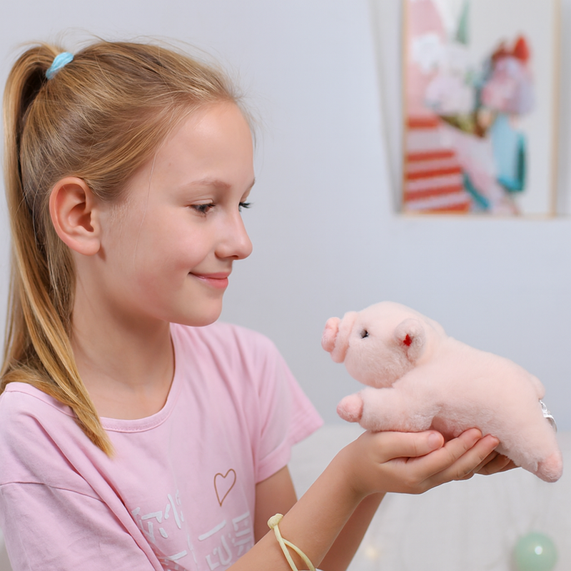 Peluche cochon mignon tenu par une fille dans les mains 