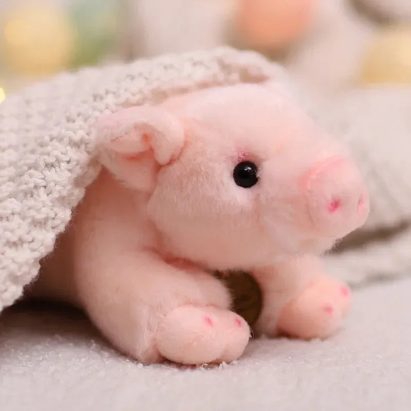 Peluche cochon caché sous une couverture