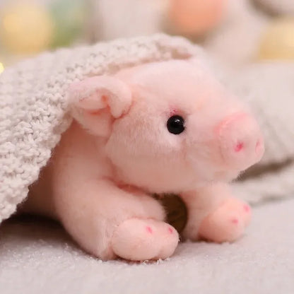 Peluche cochon caché sous une couverture