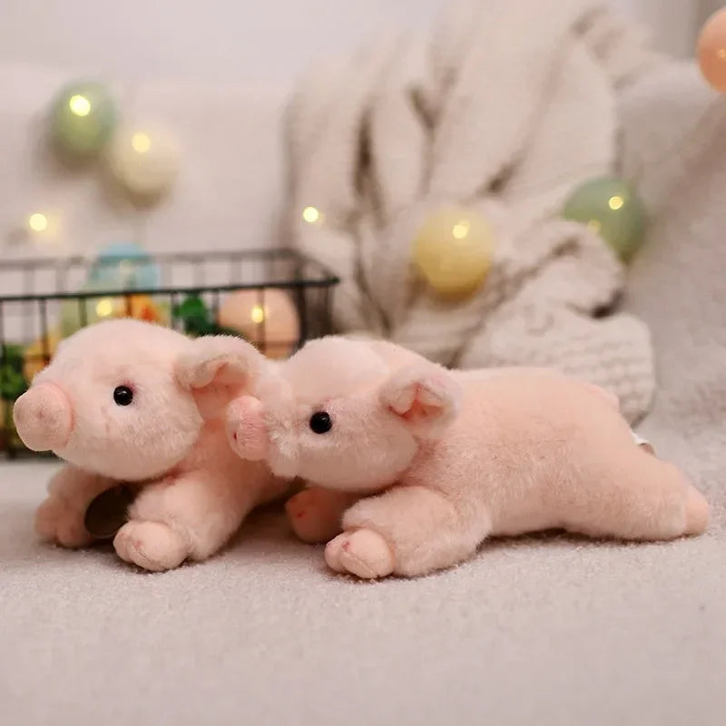 Deux peluches cochons mignons sur un tapis
