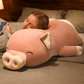 Peluche cochon smile sur un lit avec une fille endormi dessus