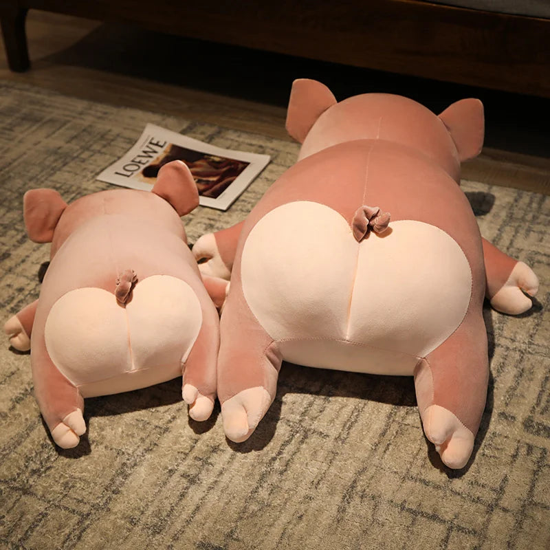 Deux peluches cochons smile couché sur un tapis vue de dos