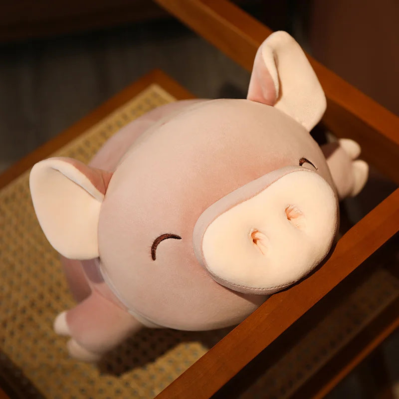 Peluche cochon smile vue de haut debout sur une chaise