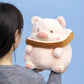 Peluche cochon toast dans les mains d'une fille