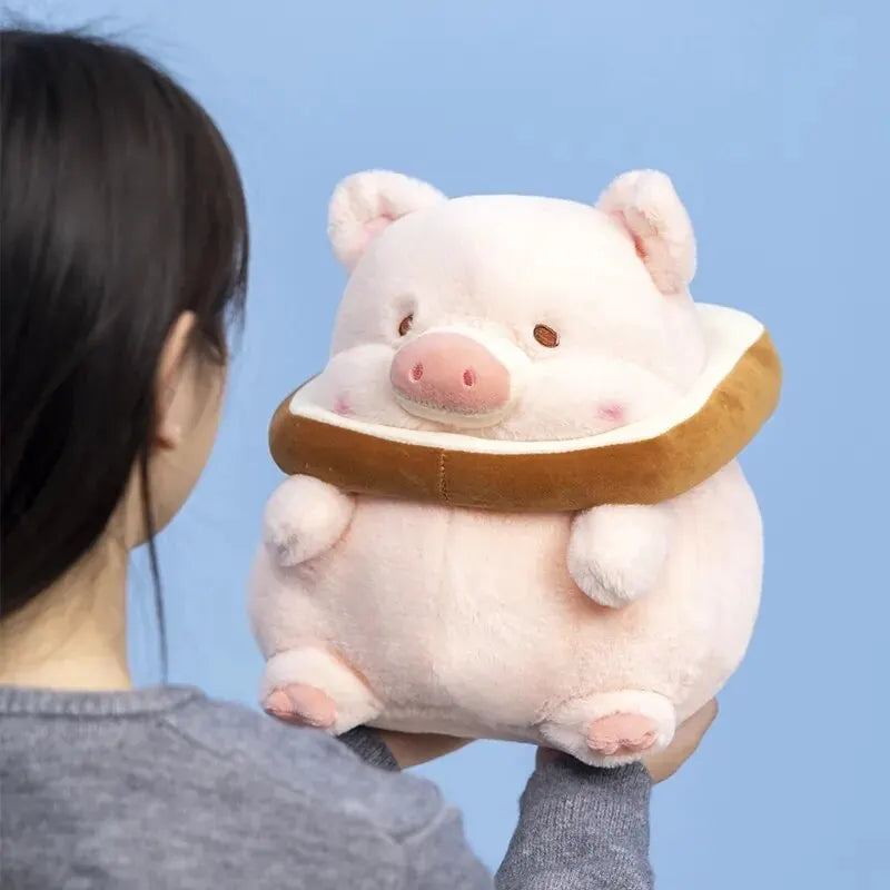 Peluche cochon toast dans les mains d'une fille