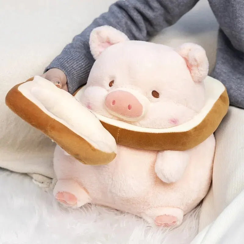 Peluche cochon toast assise à côté d'une fille avec un toast en main