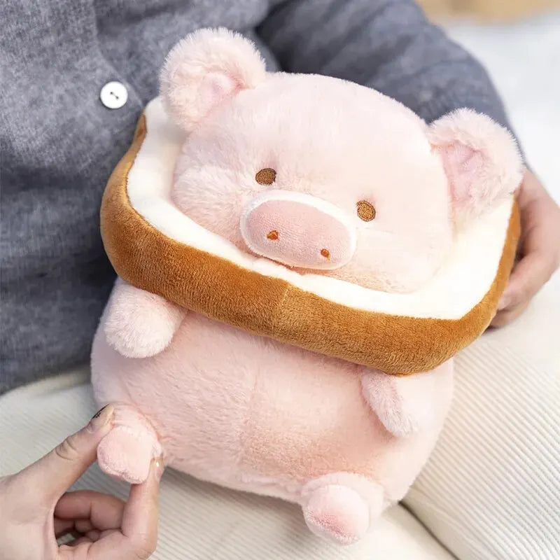 Peluche cochon toast tenu par une fille 