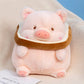 Peluche cochon toast assis dans un fauteuil
