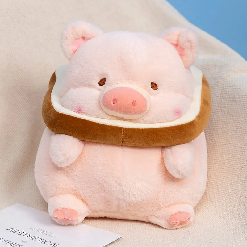 Peluche cochon toast assis dans un fauteuil
