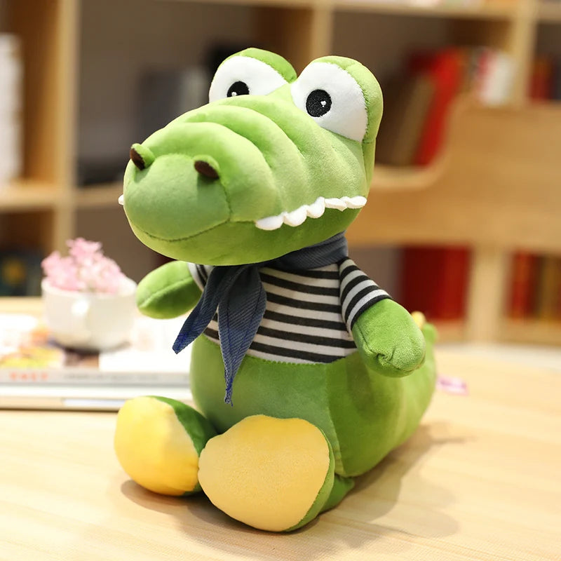 Peluche crocodile avec sa marinière sur un bureau