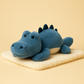 Peluche crocodile bleu sur une couverture