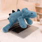 Peluche crocodile bleu posé sur un macbook pro