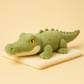 Peluche crocodile doux sur couverture