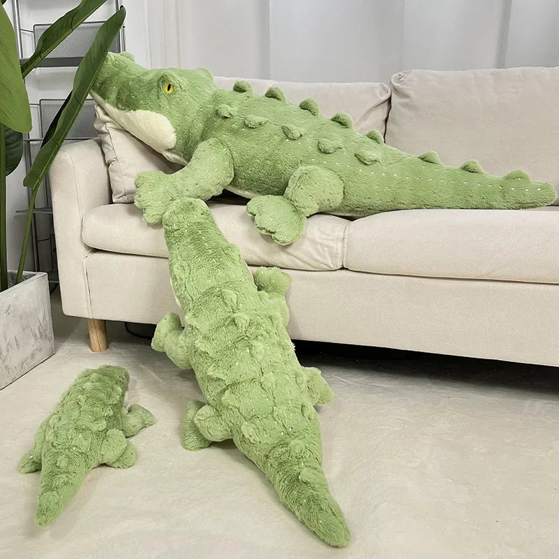l'ensemble des peluches crocodiles dont un sur le canapé et les autres sur le tapis