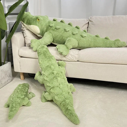 l'ensemble des peluches crocodiles dont un sur le canapé et les autres sur le tapis