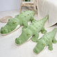 Trois peluches crocodiles sur un tapis