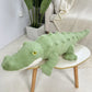 Peluche crocodile doux sur une table basse