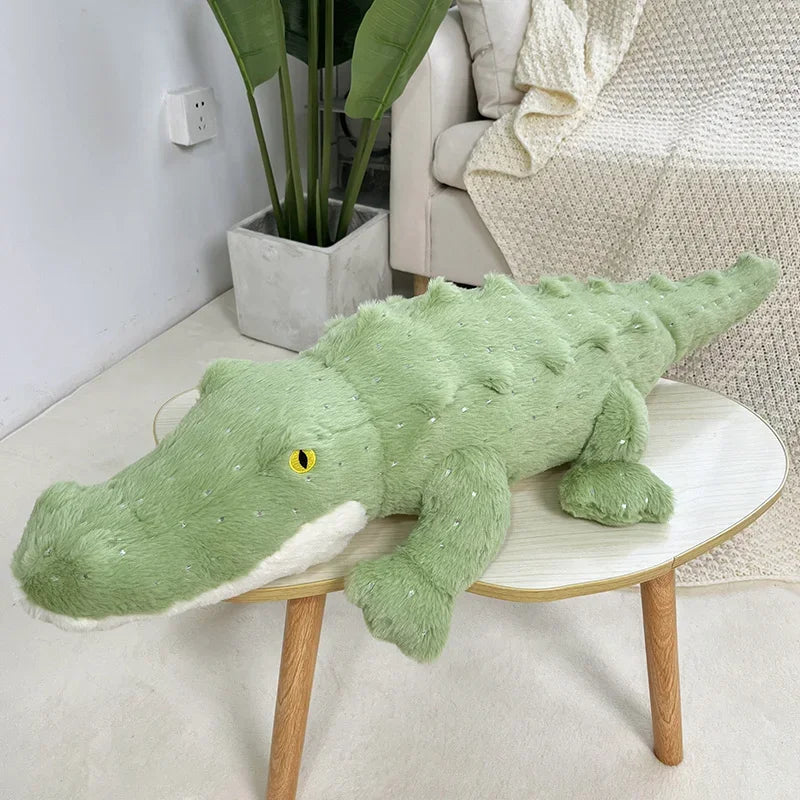 Peluche crocodile doux sur une table basse