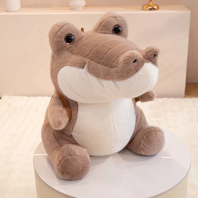 Peluche crocodile marron écolier sur un tabouret