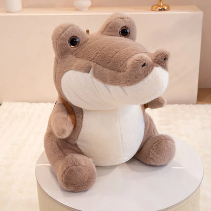 Peluche crocodile marron écolier sur un tabouret
