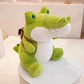 Peluche crocodile vert écolier sur un tabouret