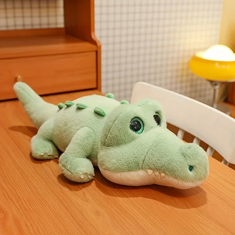 Peluche crocodile kawaii sur une table de cuisine
