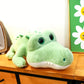 Peluche crocodile kawaii sur un meuble