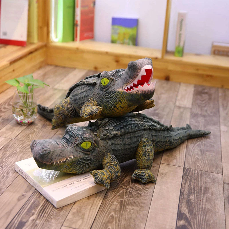 Deux peluches crocodile préhistorique sur un parquet l'un sur l'autre