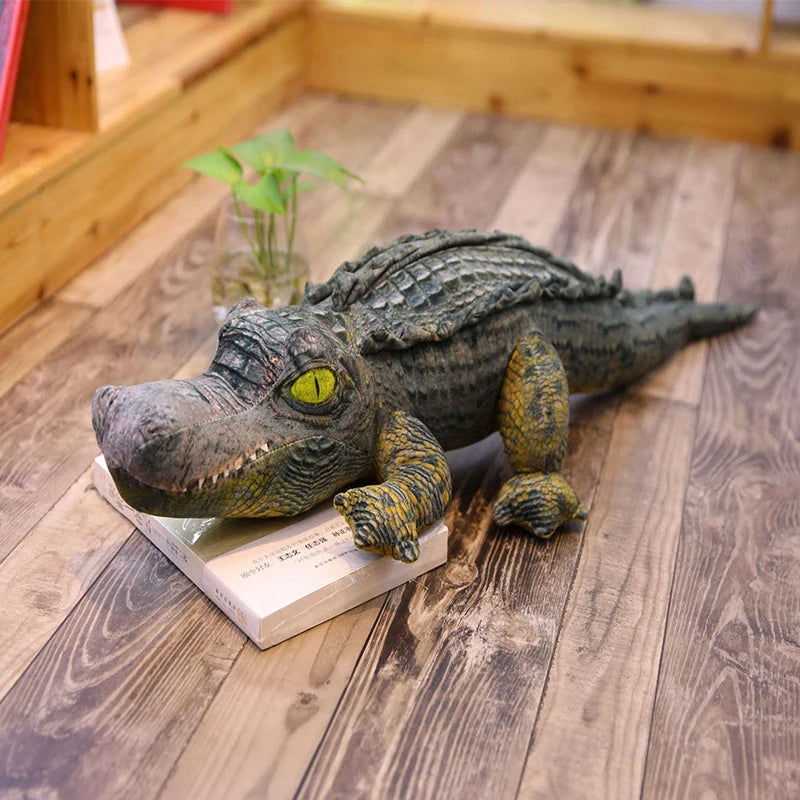 Peluche crocodile préhistorique sur un parquet 