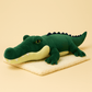 Peluche crocodile xxl sur une couverture