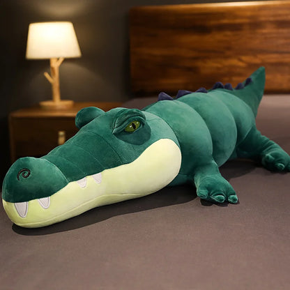 Peluche crocodile verte xxl sur un lit