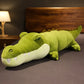 Peluche crocodile vert clair xxl sur un lit