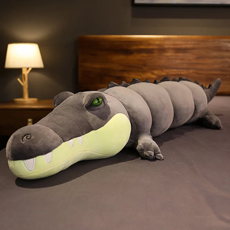 Peluche crocodile marron xxl sur un lit