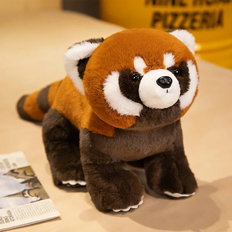 Peluche debout de panda roux sur une table