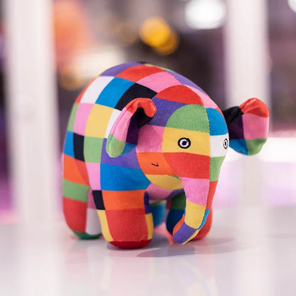 Peluche éléphant à carreaux multicolore sur une table