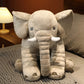Peluche éléphant gris sur un lit