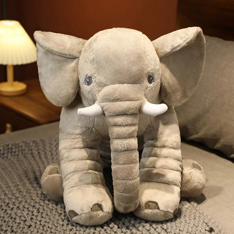 Peluche éléphant gris sur un lit