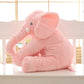 Peluche éléphant rose sur un banc d'enfant