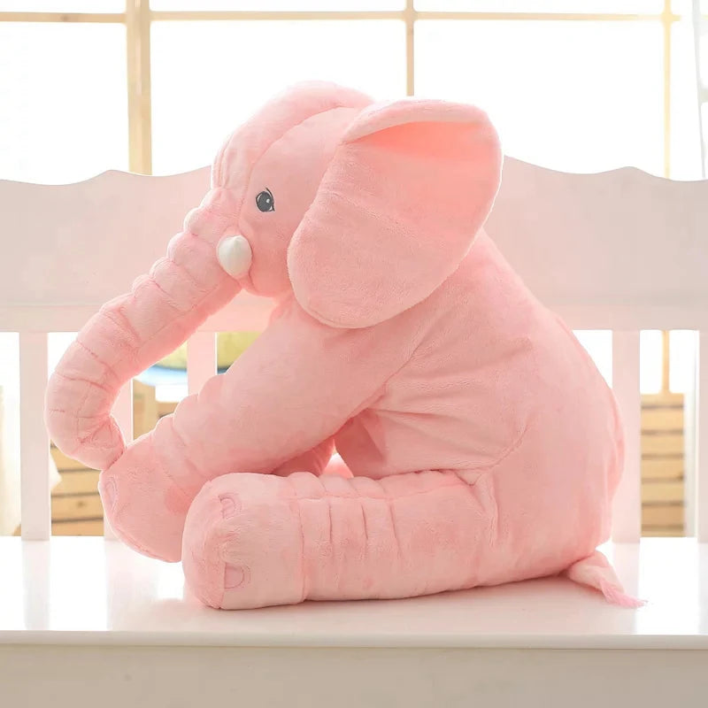 Peluche éléphant rose sur un banc d'enfant