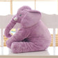 Peluche éléphant violet sur un banc d'enfant