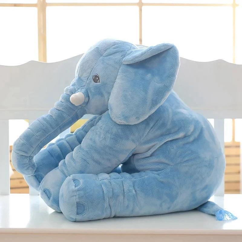 Peluche éléphant bleue sur un banc d'enfant